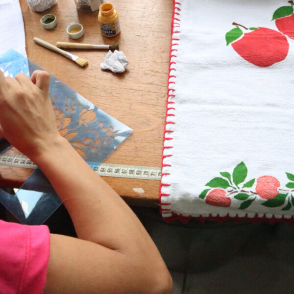 Pintura em panos de prato é instrumento de ressocialização de mulheres no presídio feminino de Rio Branco