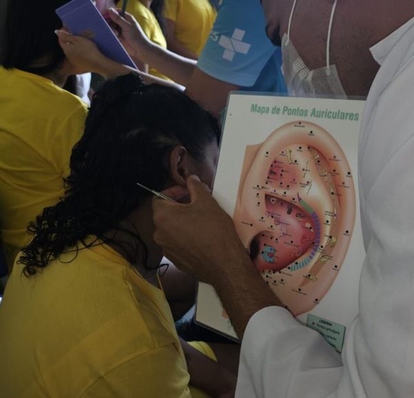 Técnica da medicina chinesa é aplicada em detentas de Tarauacá durante atividade em comemoração ao Dia da Mulher